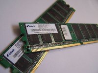1200px-Memory_module_DDRAM_20-03-2006.jpg